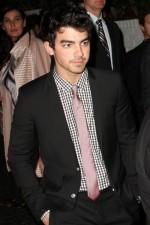 2010__01__Joe_Jonas_jan15_1 150&#215;225.jpg