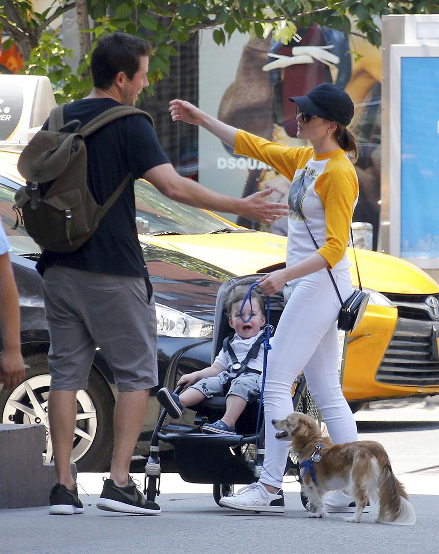 Anne Hathaway and little Jonathan enjoy the sun in the Big City