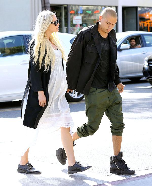 Ashlee simpson baby bump 05