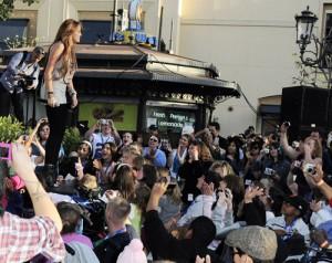 2010__04__Miley_Cyrus_April29_934 300&#215;238.jpg