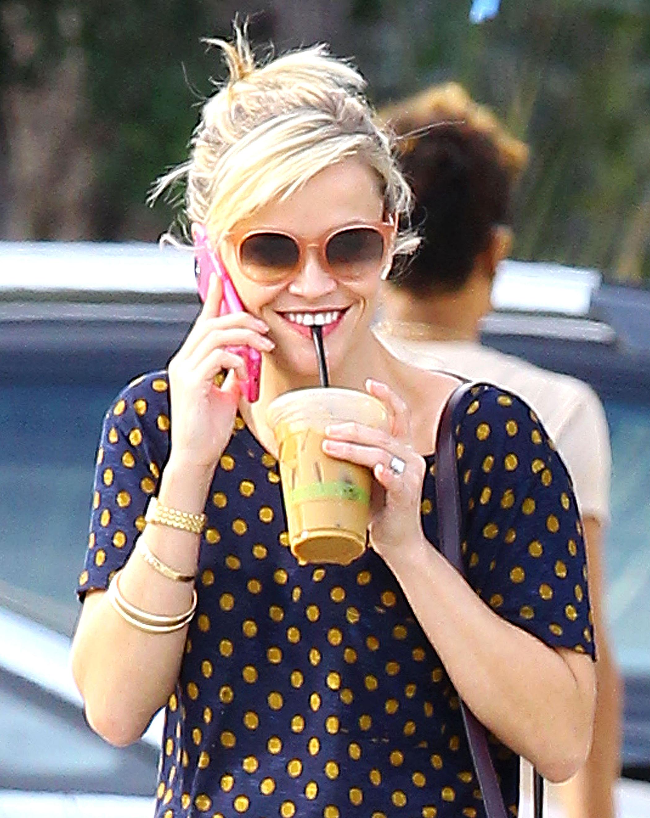 Reese Witherspoon goes shopping at Williams Sonoma in Santa Monica