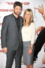 2010__03__Gerard_Butler_Jennifer_Aniston_March29news 149×225.jpg