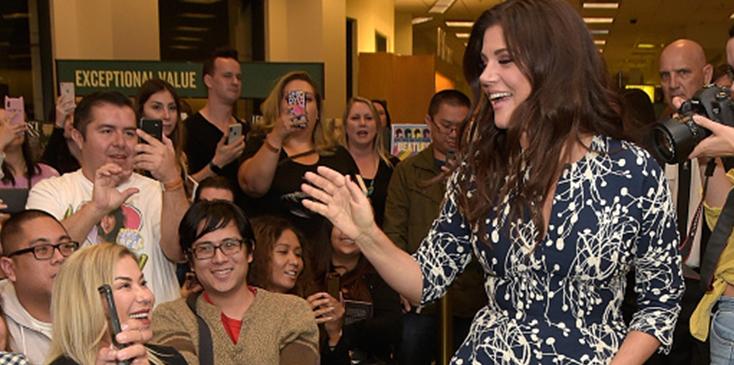 Tiffani thiessen signs cookbook pull up a chair pics