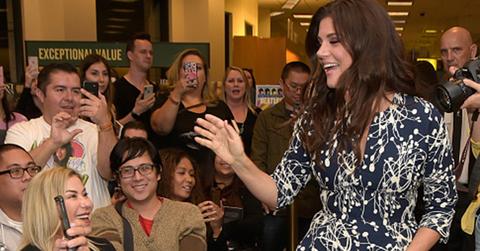 Tiffani thiessen signs cookbook pull up a chair pics