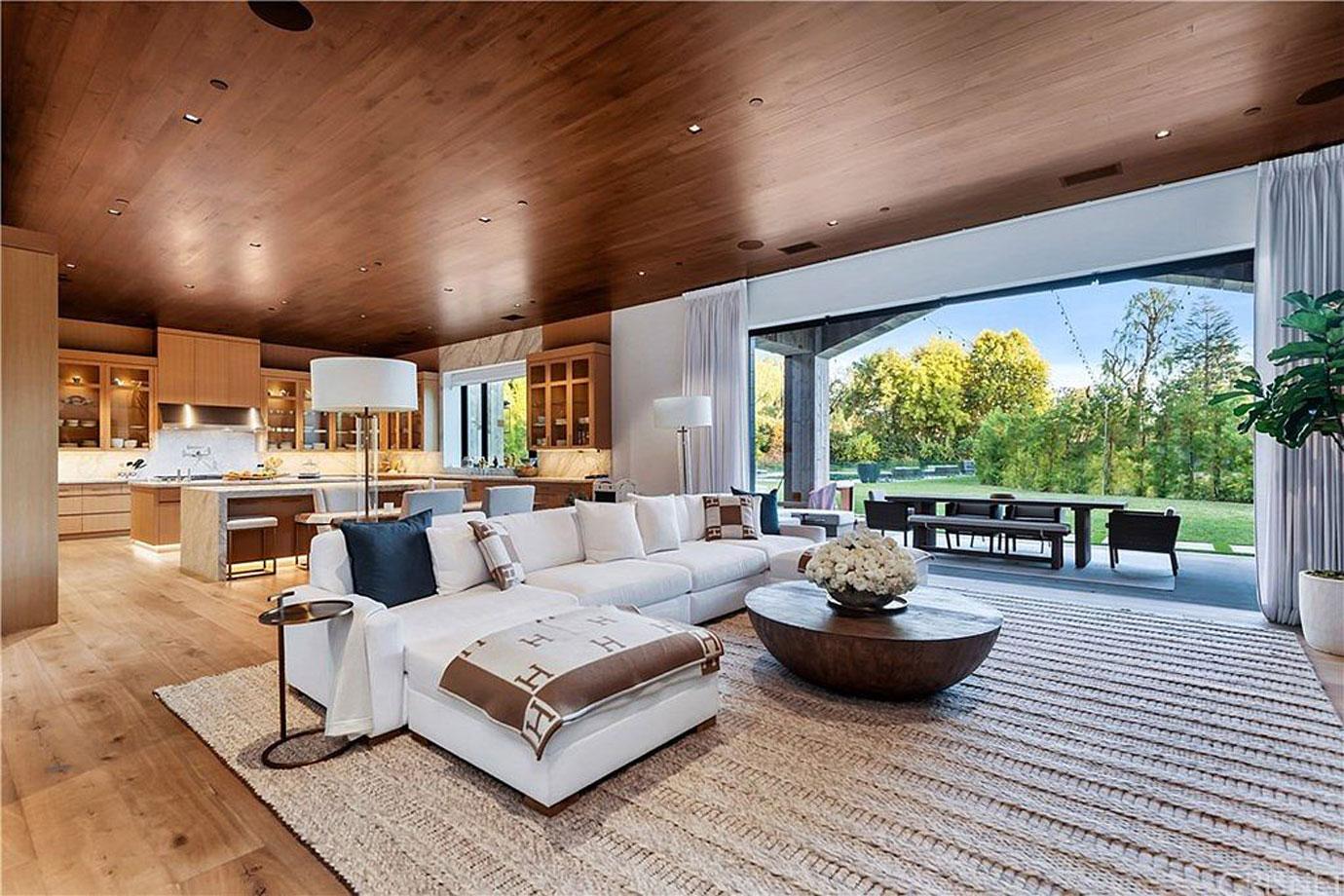 Robert Herjavec Lists Home In Hidden Hills