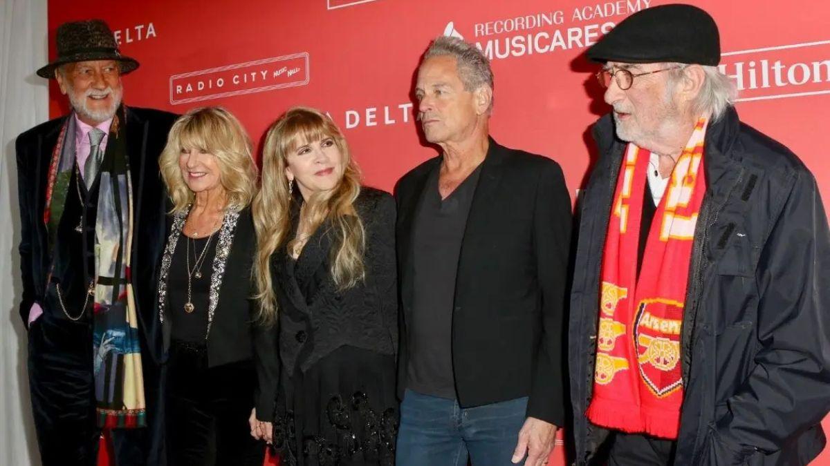 Photo of Stevie Nicks and Lindsey Buckingham made up after years of tension.