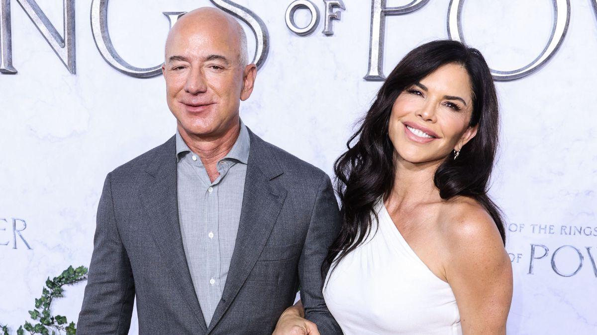 image of Jeff Bezos and Lauren sanchez 
