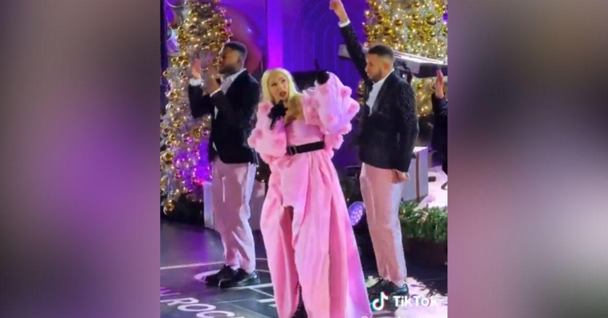 image of Gwen Stefani stunned at the Rockefeller Center Christmas tree lighting.