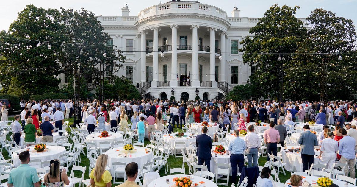 melania trump clearly uncomfortable husband flatter white house picnic