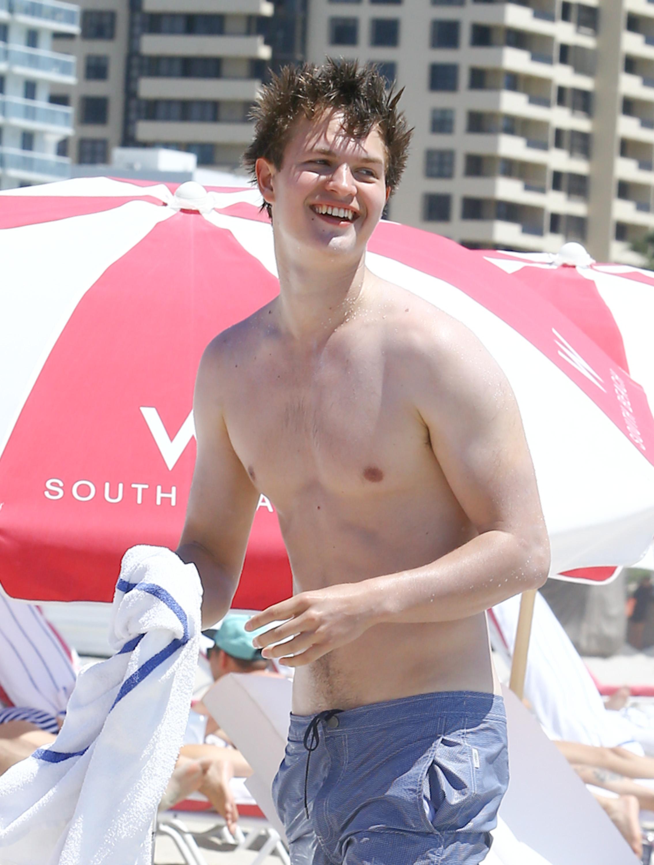 Ansel Elgort Shirtless The Fault In Our Stars