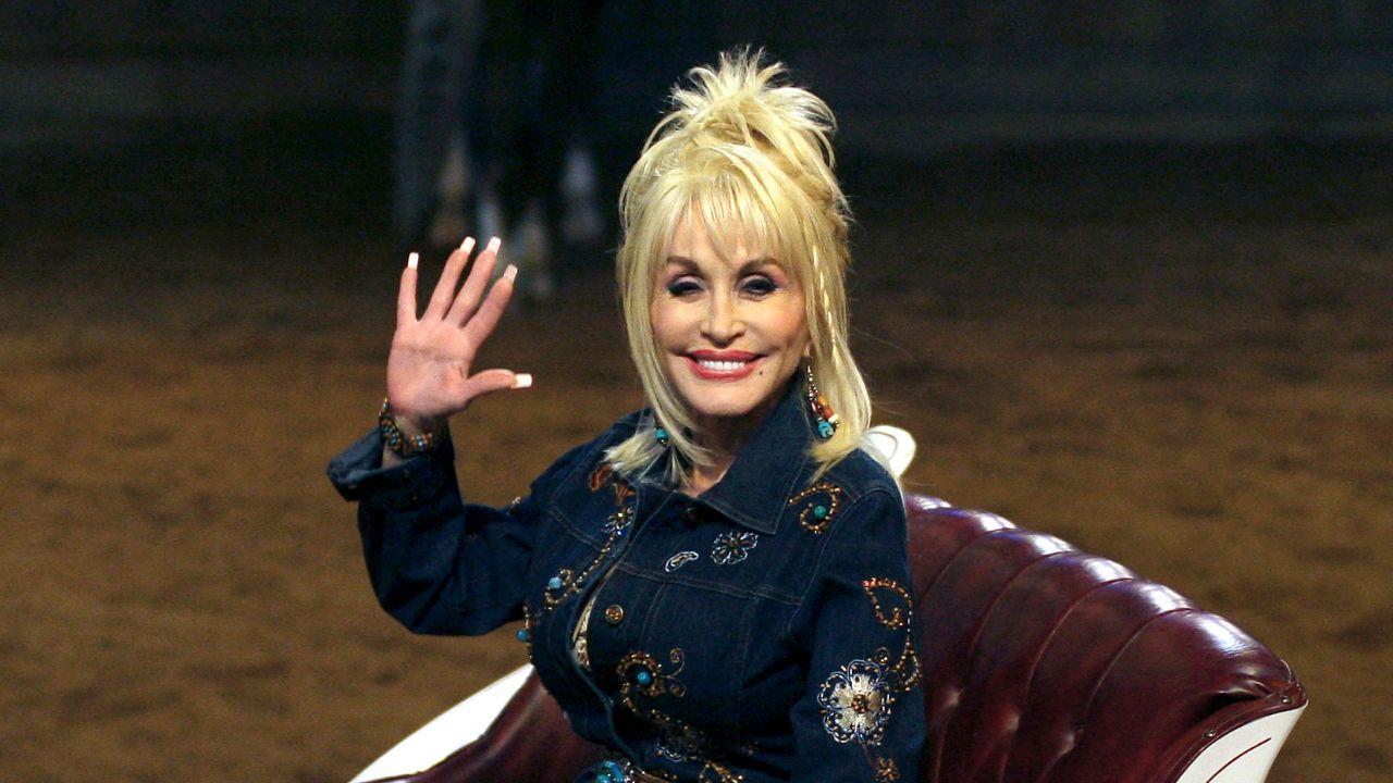inside dolly parton family life parents siblings husband