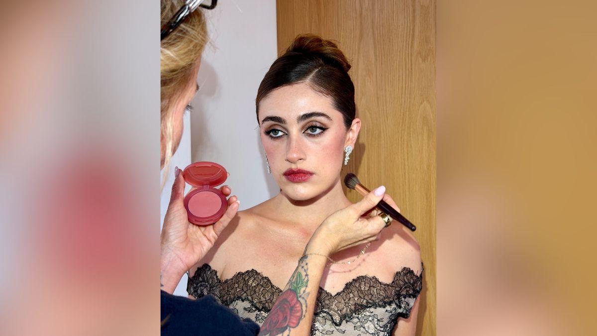 Image of The actress’ smoky taupe eye and berry-brown lip created a romantic, cinematic beauty moment.