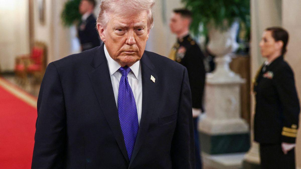 Image of A confused POTUS set off alarm bells on social media.