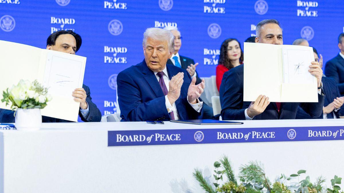 Photo of Donald Trump had a fresh purple bruise on his left hand, which Karoline Leavitt claimed was the result of him hitting it on the corner of a table.