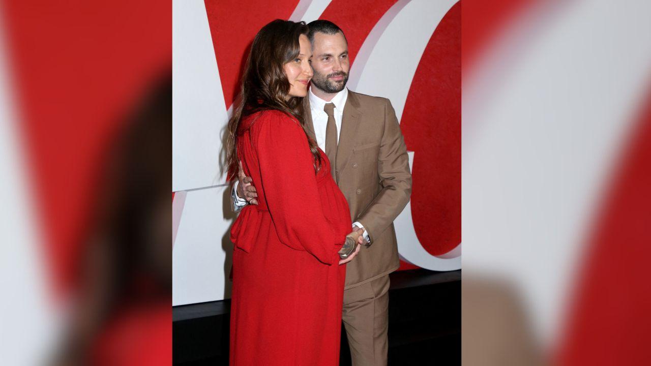 Image of Domino Kirke and Penn Badgley