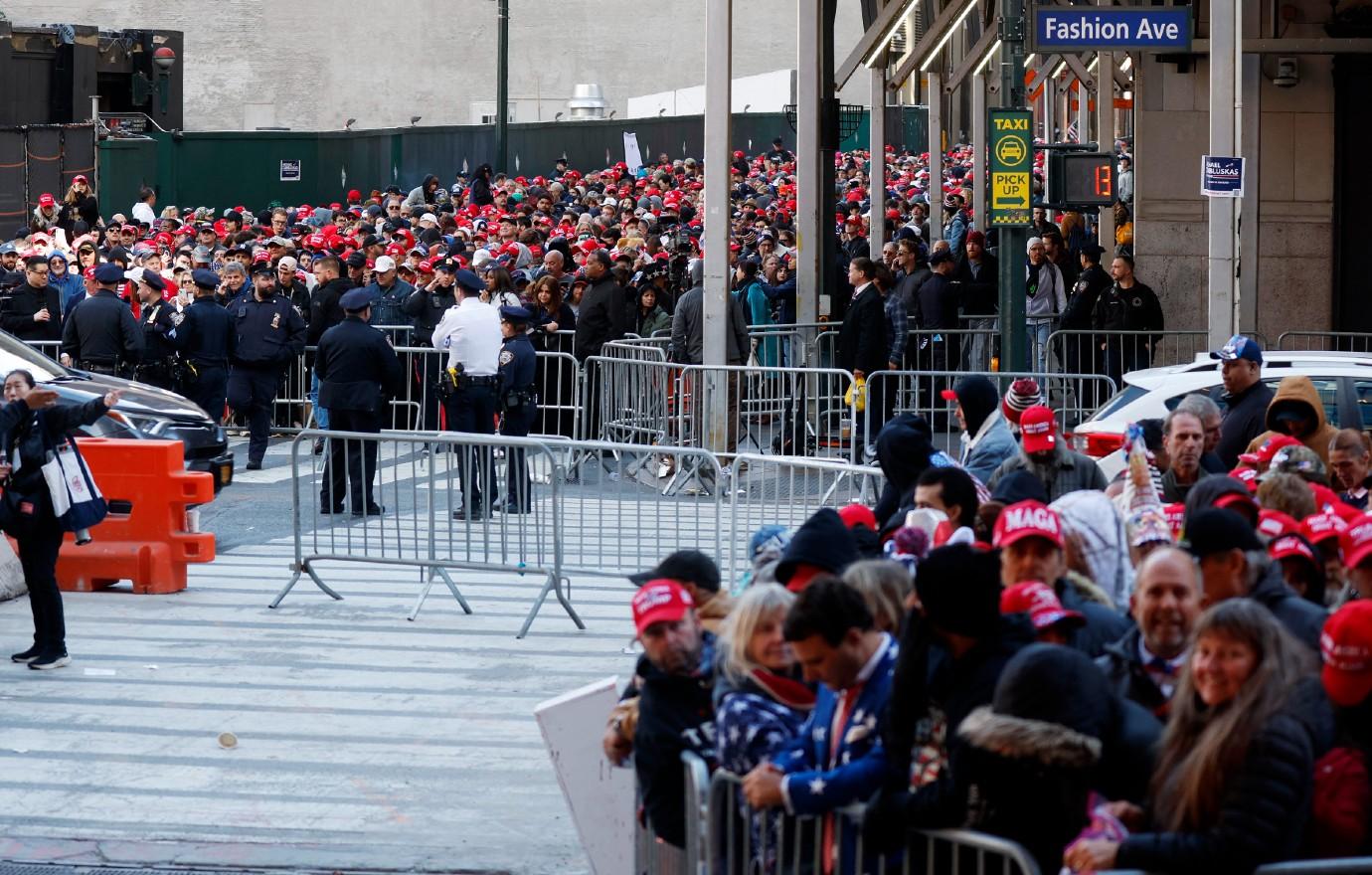 donald trump supporters pee little cups no public toilets nyc rally