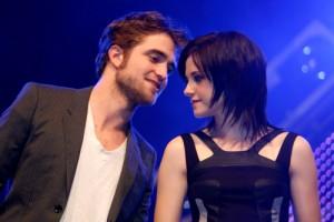 2010__04__Robert_Pattinson_Kristen_Stewart_April15news 300×200.jpg