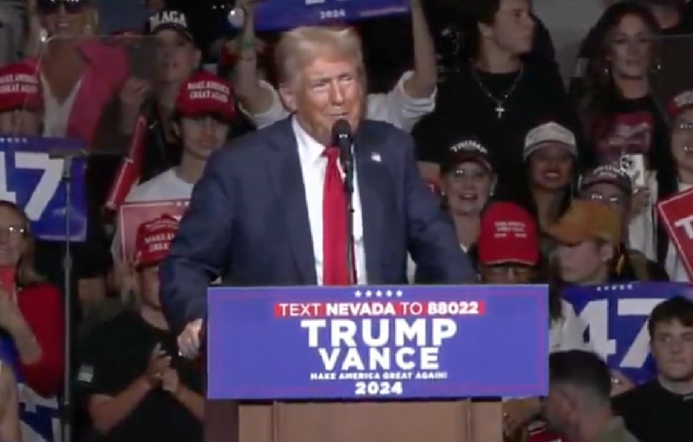 donald trump stops rally sign falls teleprompter doesnt need one