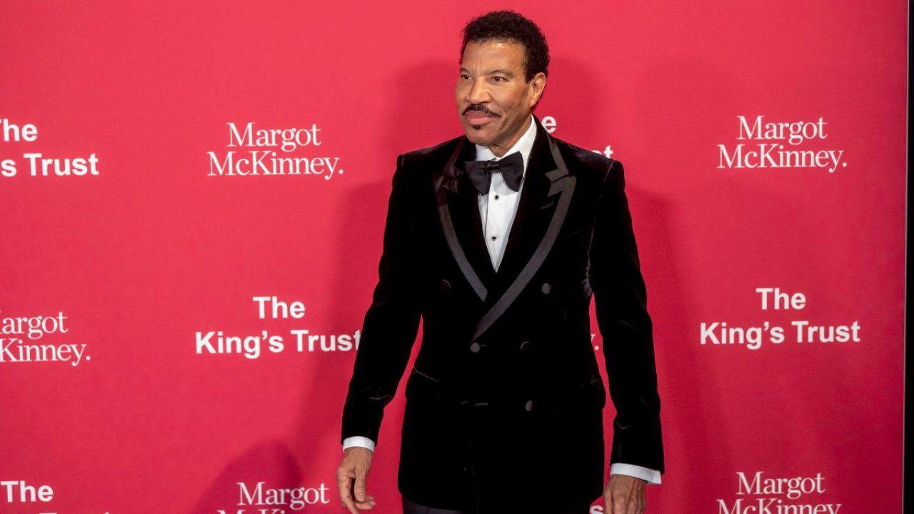 Image of Lionel Richie greeted his fans and gave a thumbs up while being out in Beverly Hills with Lisa Parigi following his recent hospitalization.