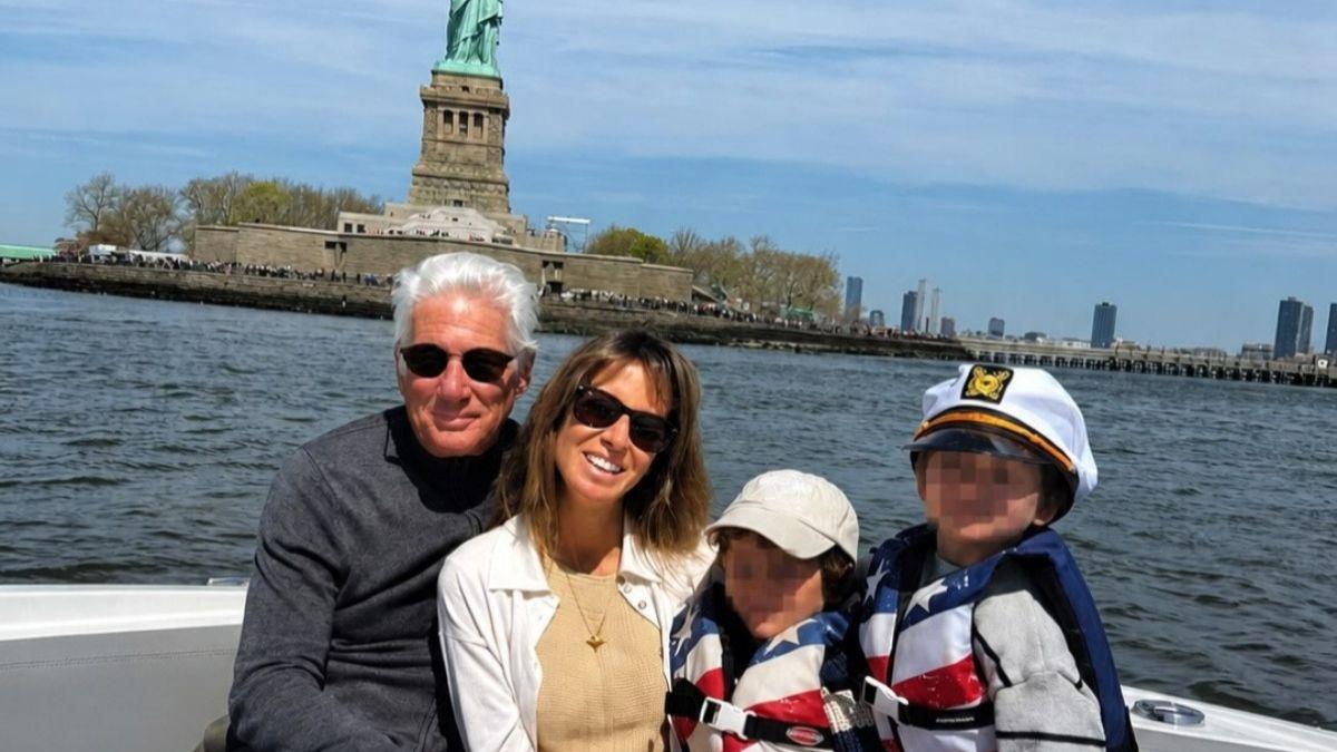 Photo of Richard Gere & Alejandra Silva & their children