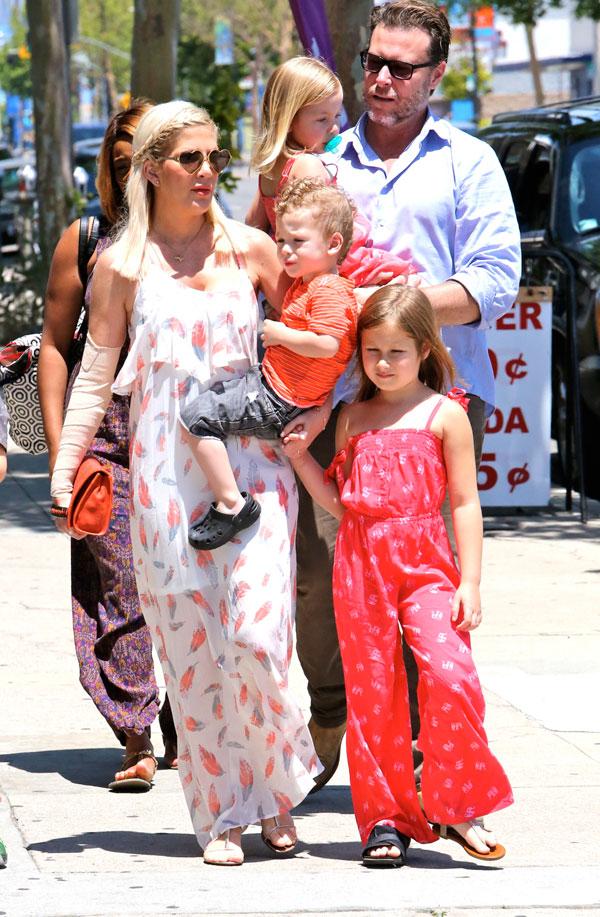 Tori spelling dean mcdermott mothers day 03