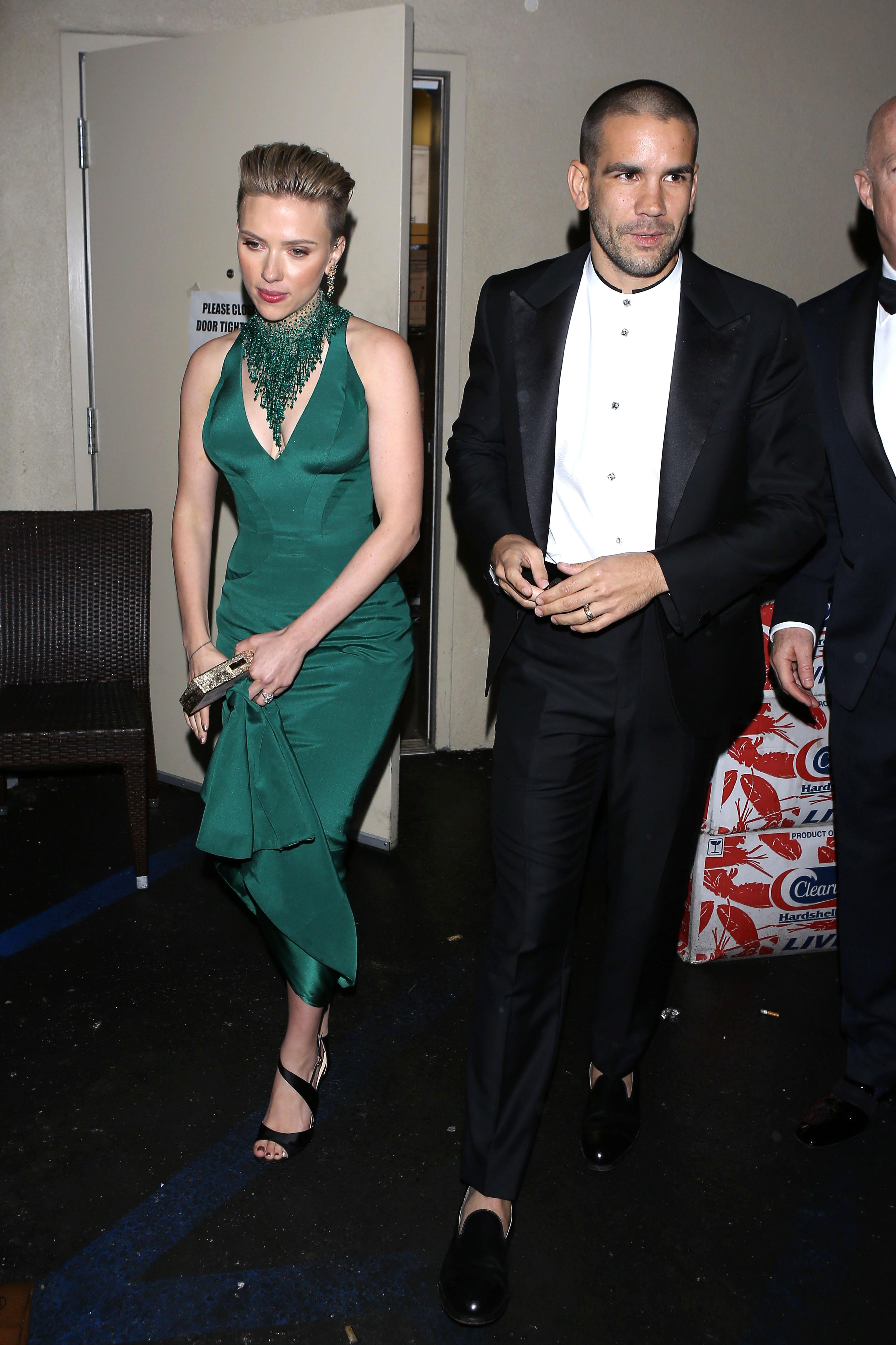 scarlett johansson romain duriac oscar awards dinner