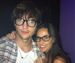 2010__08__Ashton_Kutcher_Demi_Moore_Aug31news 300×287.jpg
