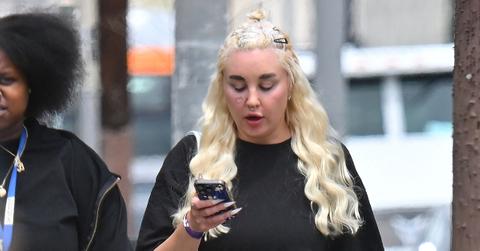 image of Amanda Bynes and her new bed had a dinner date on Monday.