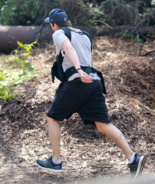 Ashton kutcher wyatt hiking 04