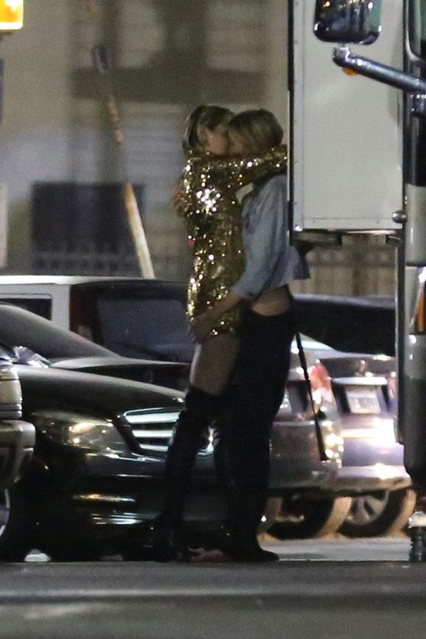 Miley Cyrus Stella Maxwell moving in together 040