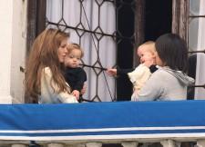 2010__03__Angelina_Jolie_March26_main 225×162.jpg