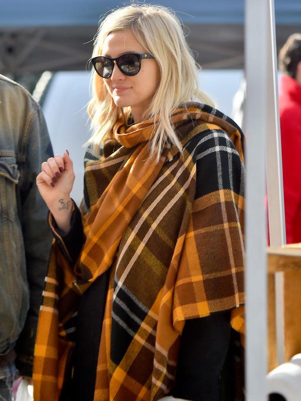 Ashlee Simpson and her husband Evan Ross enjoy sampling fruits and vegetables at a farmers market in Studio City