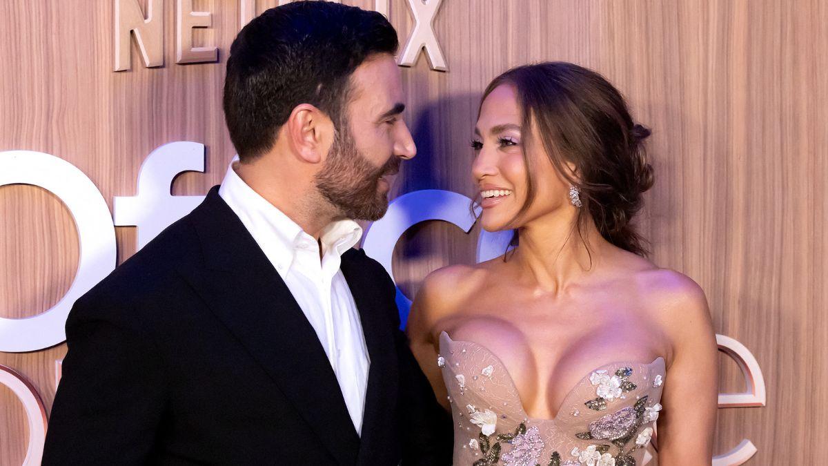 Photo of Brett Goldstein and Jennifer Lopez