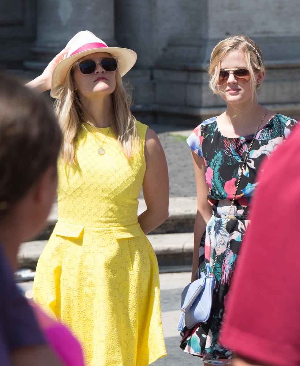 Reese Witherspoon Tours Rome With Ava &amp; Mother