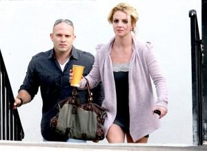 2010__10__848_Spears_Britney_Oct7 300&#215;218.jpg