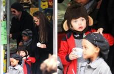 2010__02__Brad_Pitt_Angelina_Jolie_Feb16_33_main 225×147.jpg