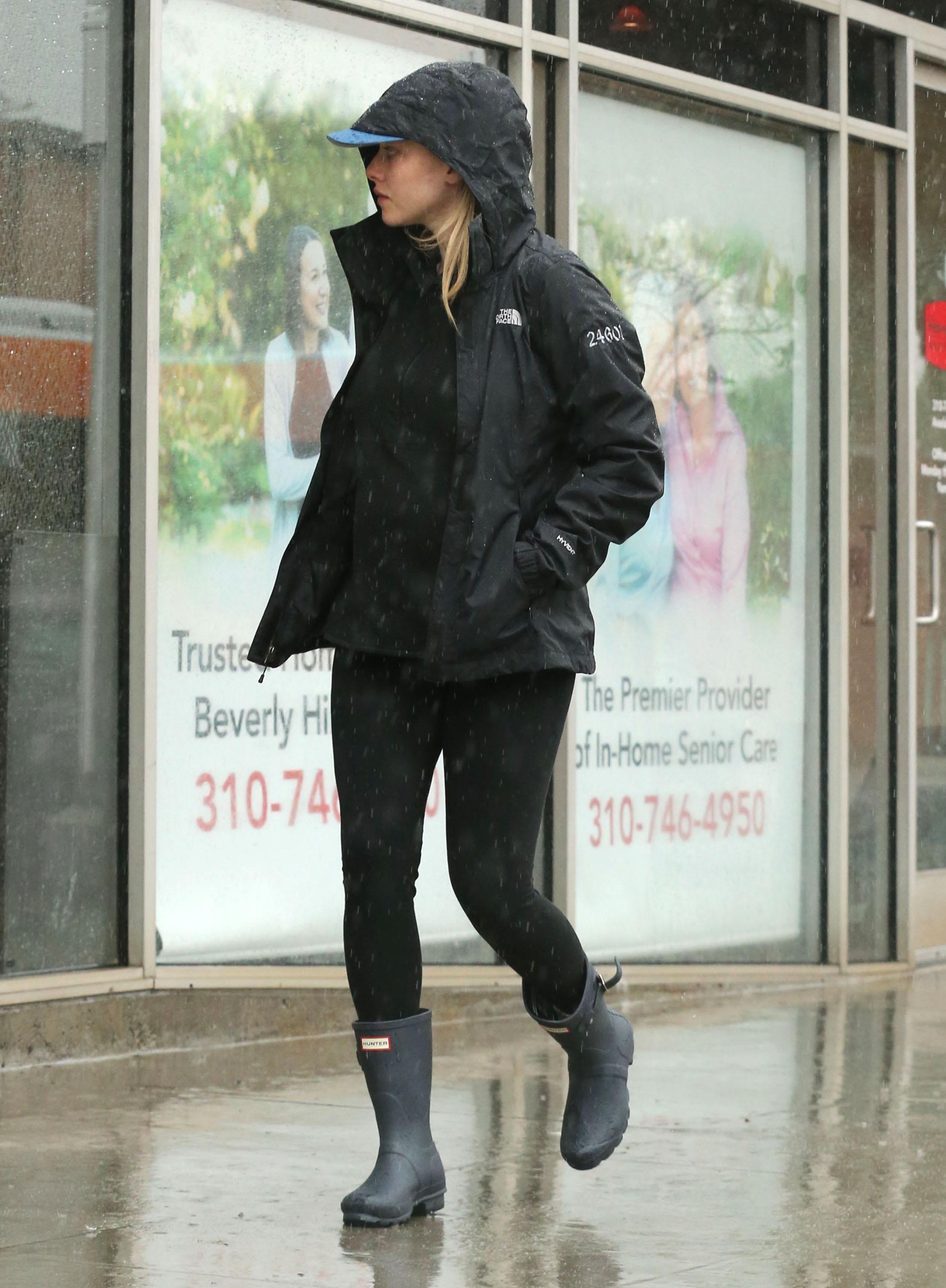 Exclusive&#8230; Pregnant Amanda Seyfried Braves The Rain For Starbucks