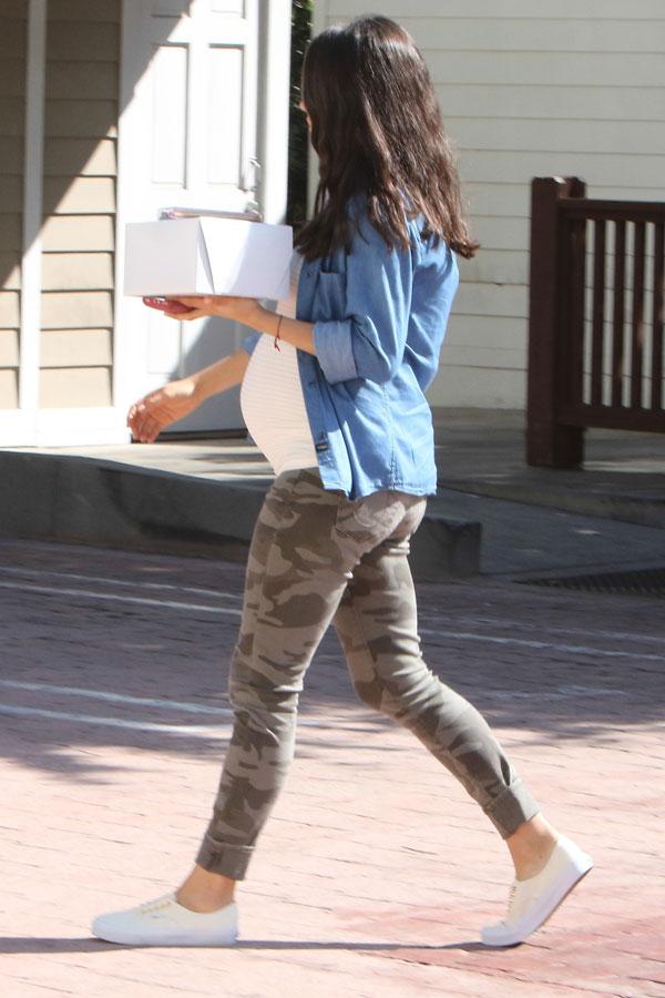 mila kunis pregnant baby bump