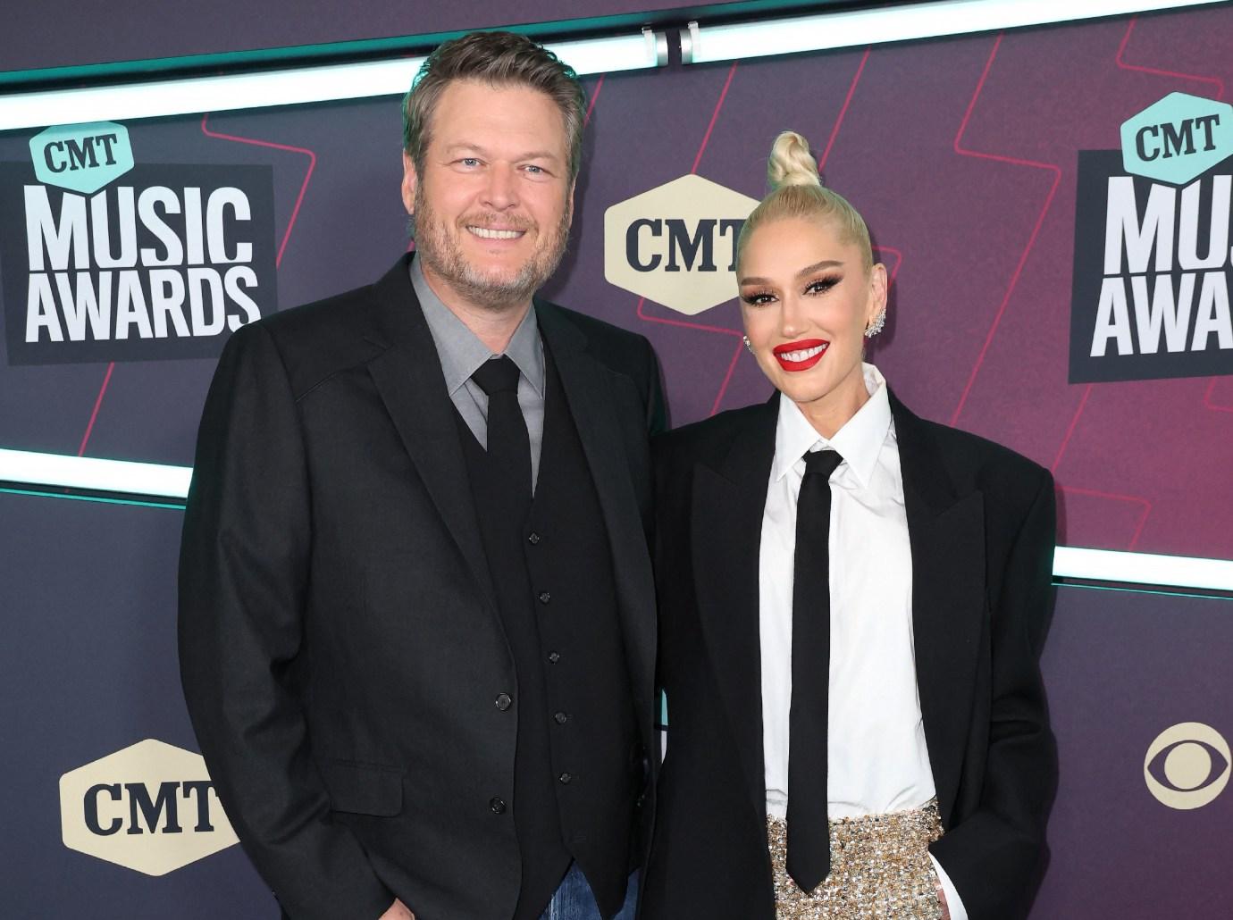 blake shelton praises gwen stefanis christmas decorating skills