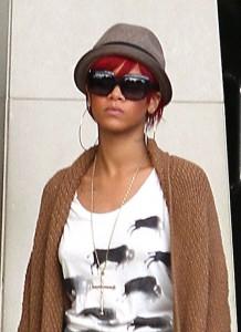 2010__10__FP_5899371_Rihanna_LRR_101510 218&#215;300.jpg