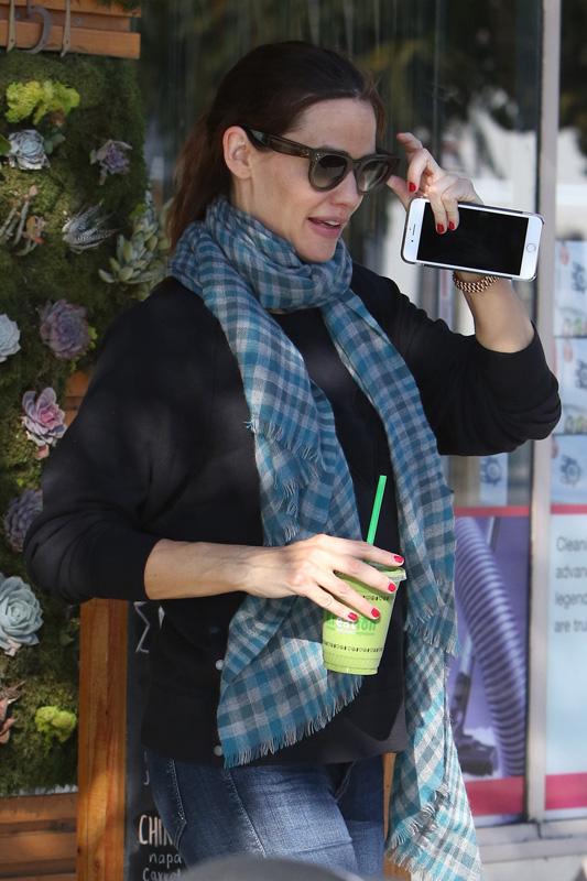 Jennifer Garner gets cold while running errands