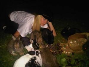 2010__09__Paris_Hilton_Bunnies_Sept17news 300×225.jpg