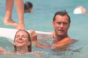 2010__07__Sienna_Miller_Jude_Law_July21_23 300&#215;199.jpg