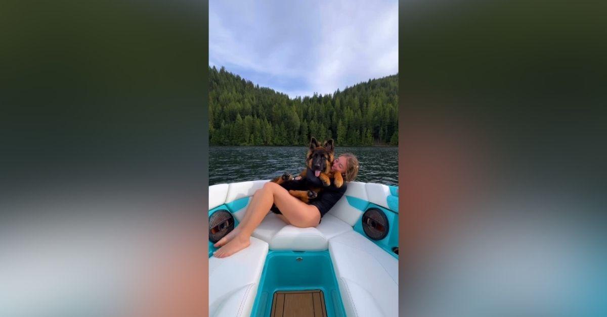 image of The 'Anyone But You' star wore a black swimsuit and looked totally relaxed.