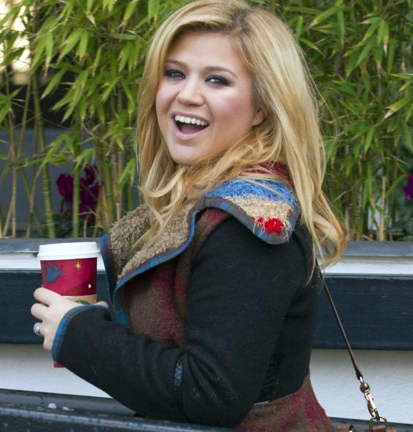 UPDATE: See The First Picture of Kelly Clarkson's Baby Girl!