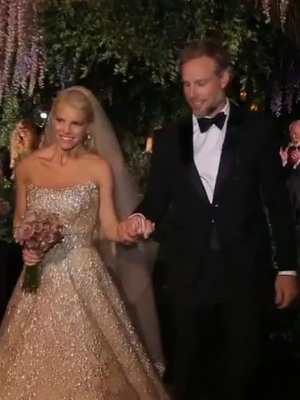 Jessica Simpson marries Eric Johnson with Jessica Alba by her side 