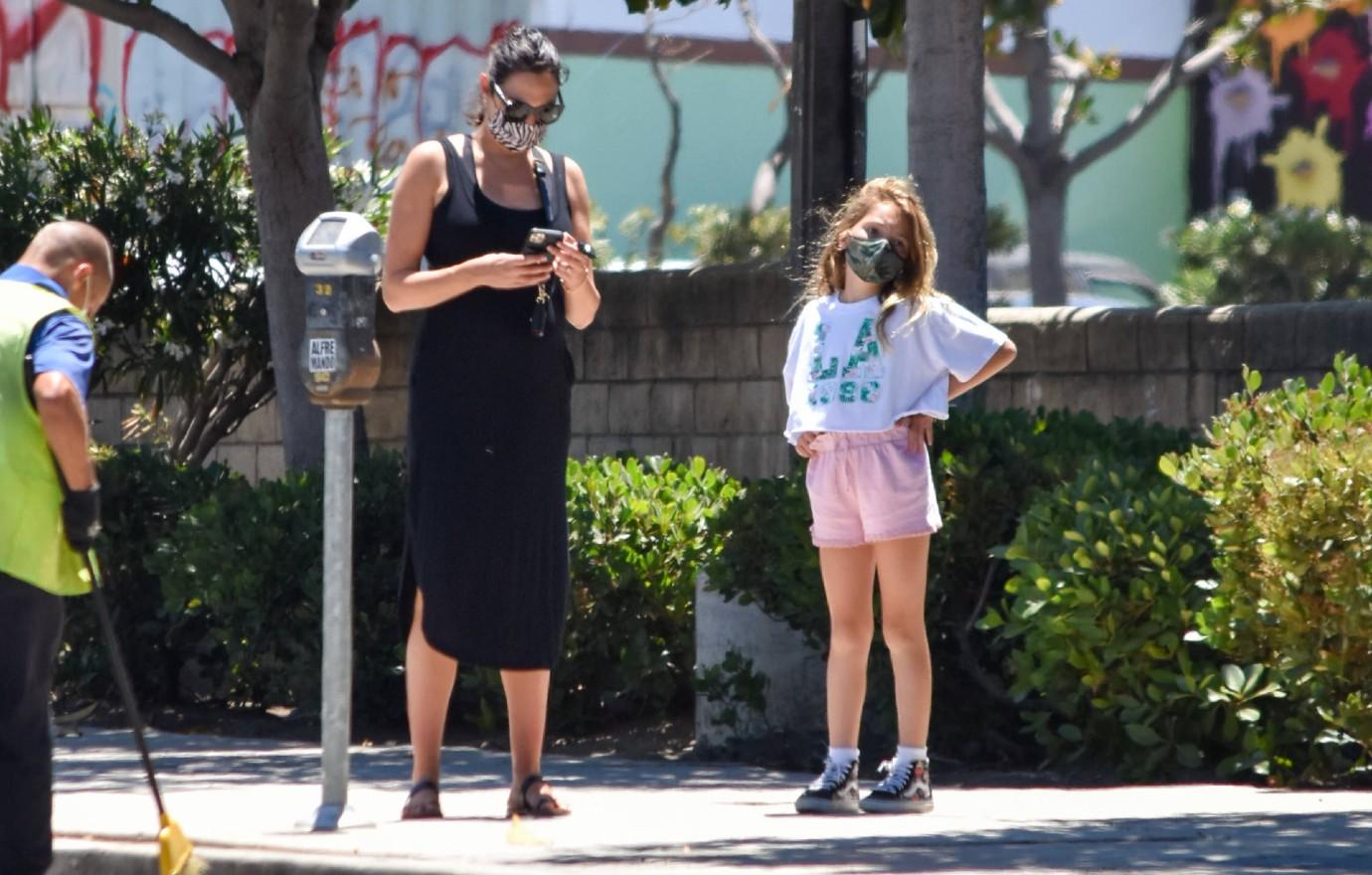 Gal Gadot Spotted Grabbing Sweet Treats With Daughters 3280