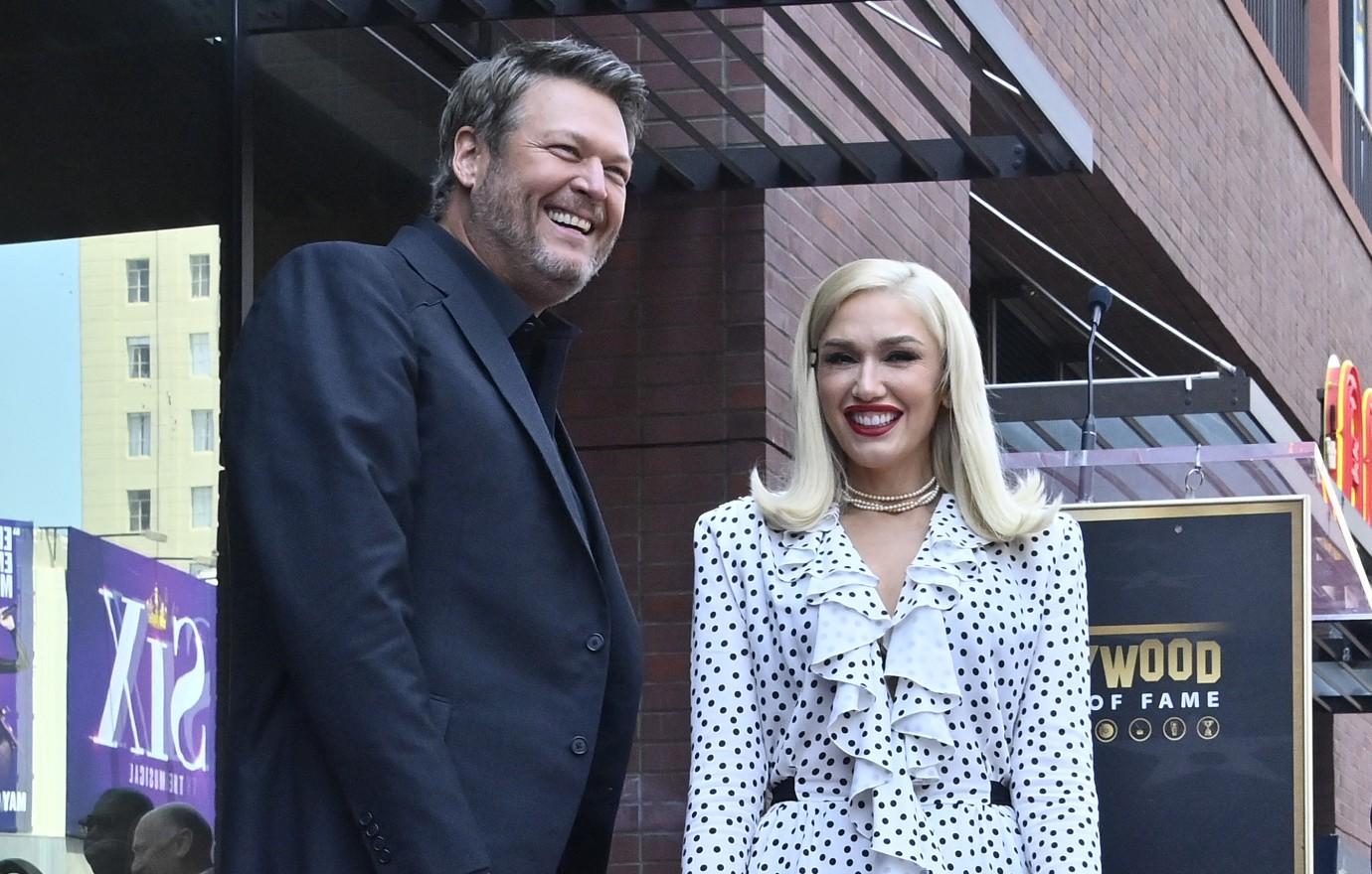 Video Blake Shelton and Gwen Stefani Are All Smiles on Football Date - ABC  News