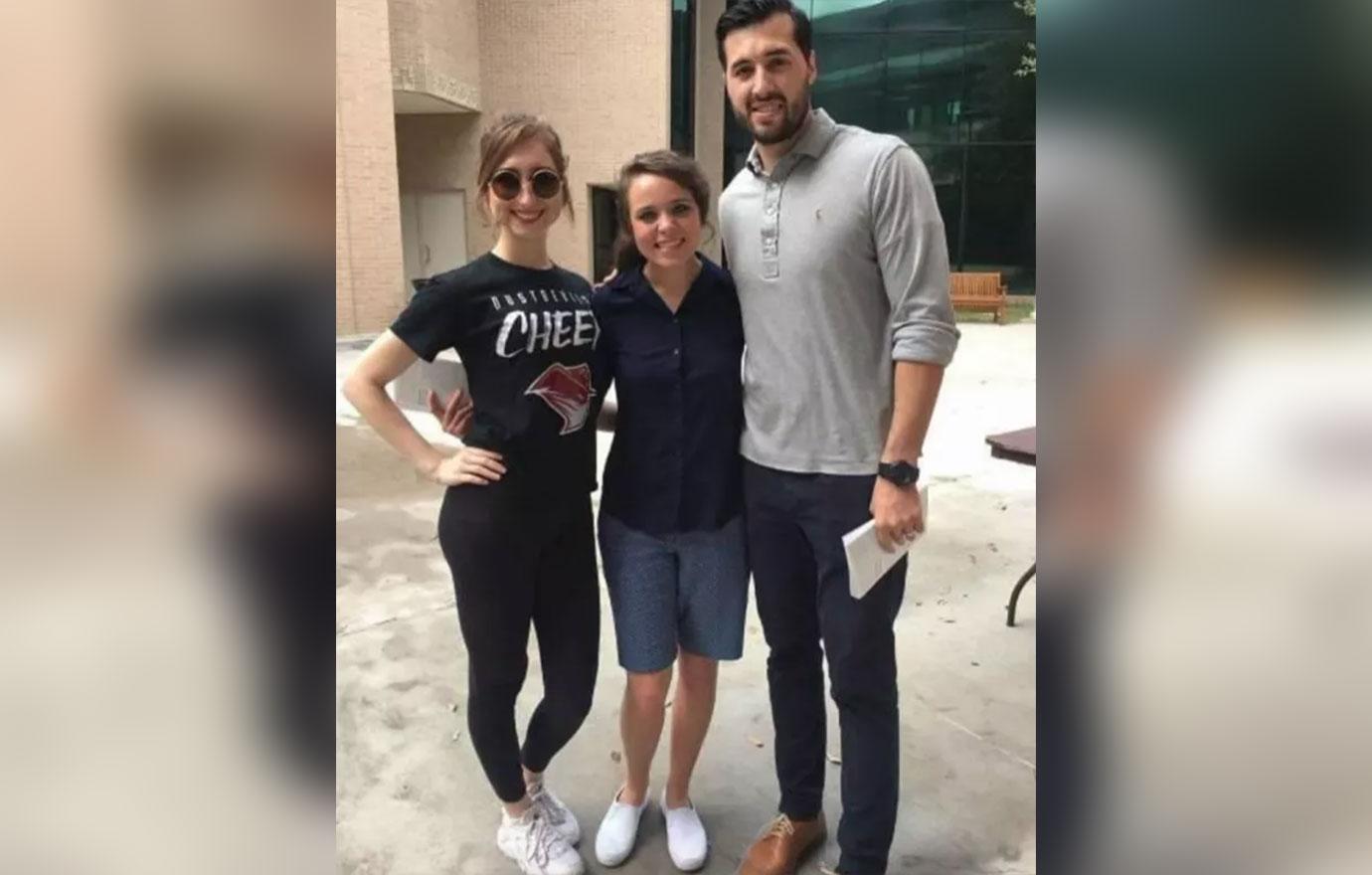 Jinger duggar wears pants again 02