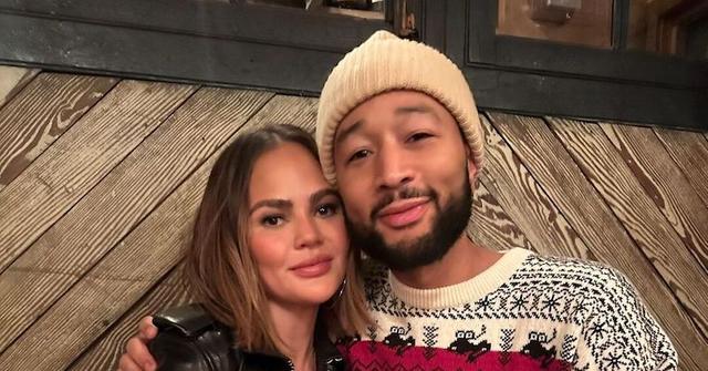 chrissy teigen wardrobe malfunction